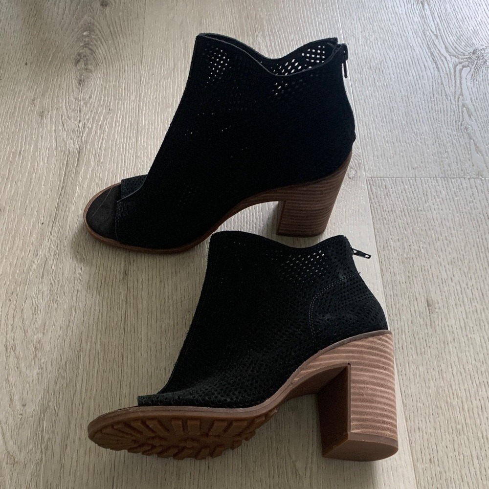 Lucky Brand Vacob Womens Suede Perforated Ankle Boots